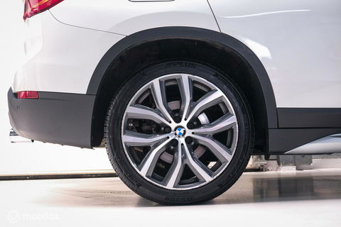 BMW X1 xDrive20i High Executive | 4x4 | HUD | Trekhaak | Leder | Orig NL auto | Dealer onderhouden | Camera | rijklaarprijs |