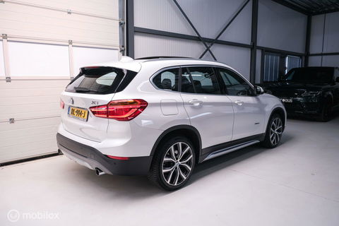 BMW X1 xDrive20i High Executive | 4x4 | HUD | Trekhaak | Leder | Orig NL auto | Dealer onderhouden | Camera | rijklaarprijs |