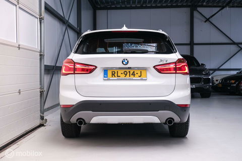BMW X1 xDrive20i High Executive | 4x4 | HUD | Trekhaak | Leder | Orig NL auto | Dealer onderhouden | Camera | rijklaarprijs |