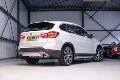 BMW X1 xDrive20i High Executive | 4x4 | HUD | Trekhaak | Leder | Orig NL auto | Dealer onderhouden | Camera | rijklaarprijs |
