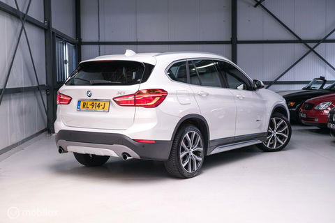 BMW X1 xDrive20i High Executive | 4x4 | HUD | Trekhaak | Leder | Orig NL auto | Dealer onderhouden | Camera | rijklaarprijs |