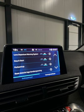 Peugeot 5008 1.2 PureTech Allure 7 Pers Trekhaak Carplay NAP