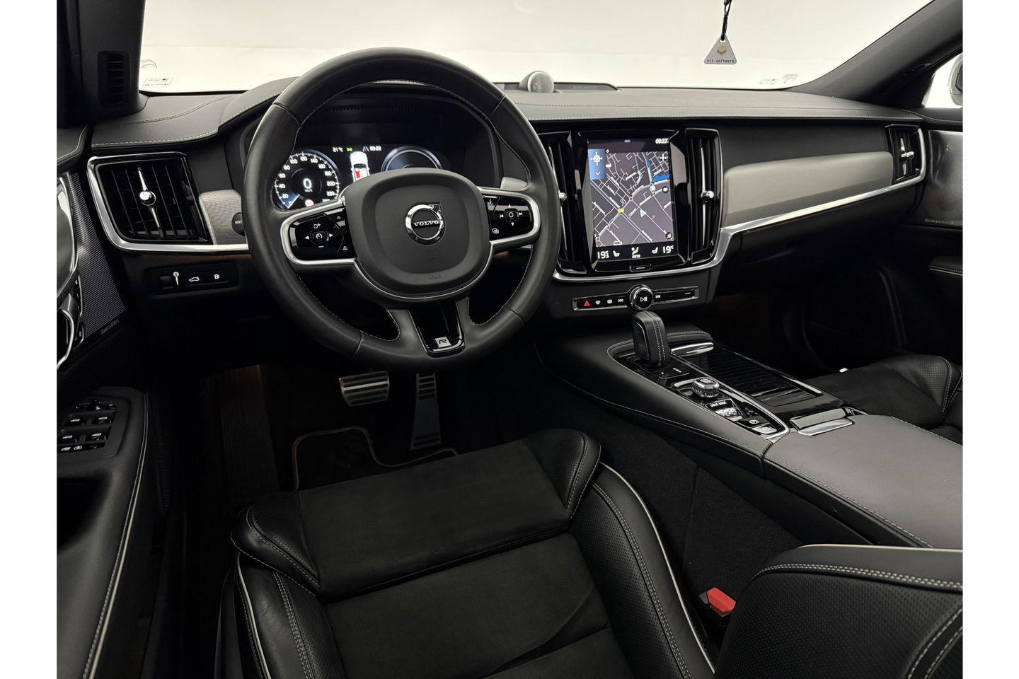Volvo V90 2.0 T8 AWD R-Design bowers&wilkins 341PK 360 Camera Pano LED Virtual Sfeer Trekhaak Carplay Cruise Clima Leder Memory Head up Display 20"LMV Navi PDC