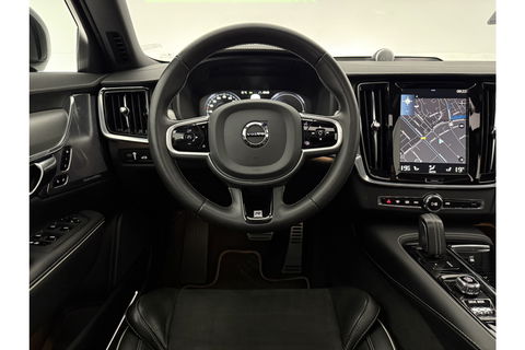 Volvo V90 2.0 T8 AWD R-Design bowers&wilkins 341PK 360 Camera Pano LED Virtual Sfeer Trekhaak Carplay Cruise Clima Leder Memory Head up Display 20"LMV Navi PDC