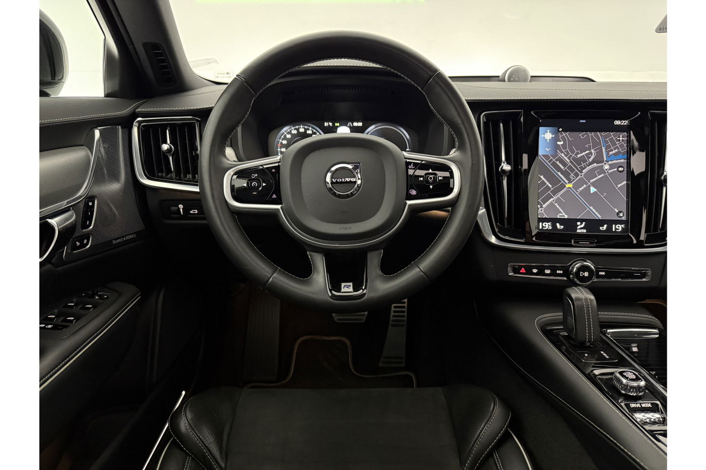 Volvo V90 2.0 T8 AWD R-Design bowers&wilkins 341PK 360 Camera Pano LED Virtual Sfeer Trekhaak Carplay Cruise Clima Leder Memory Head up Display 20"LMV Navi PDC