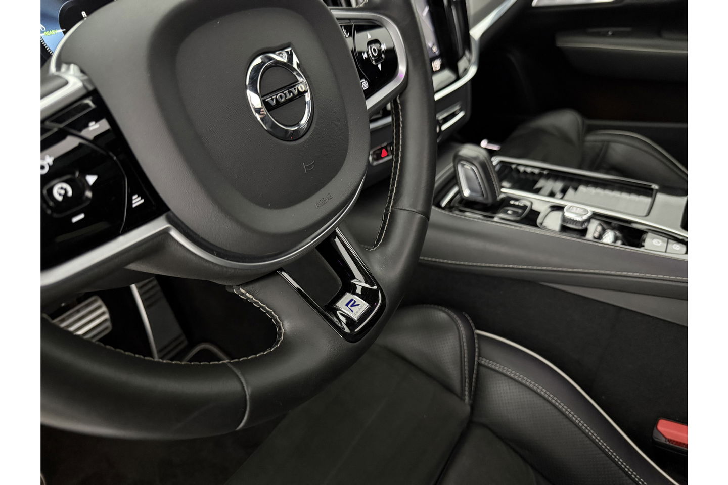 Volvo V90 2.0 T8 AWD R-Design bowers&wilkins 341PK 360 Camera Pano LED Virtual Sfeer Trekhaak Carplay Cruise Clima Leder Memory Head up Display 20"LMV Navi PDC