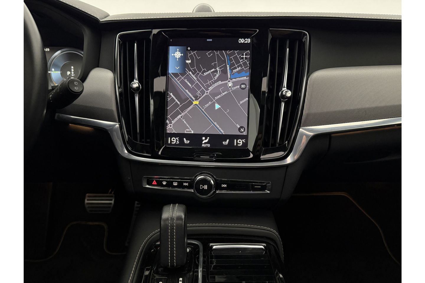 Volvo V90 2.0 T8 AWD R-Design bowers&wilkins 341PK 360 Camera Pano LED Virtual Sfeer Trekhaak Carplay Cruise Clima Leder Memory Head up Display 20"LMV Navi PDC