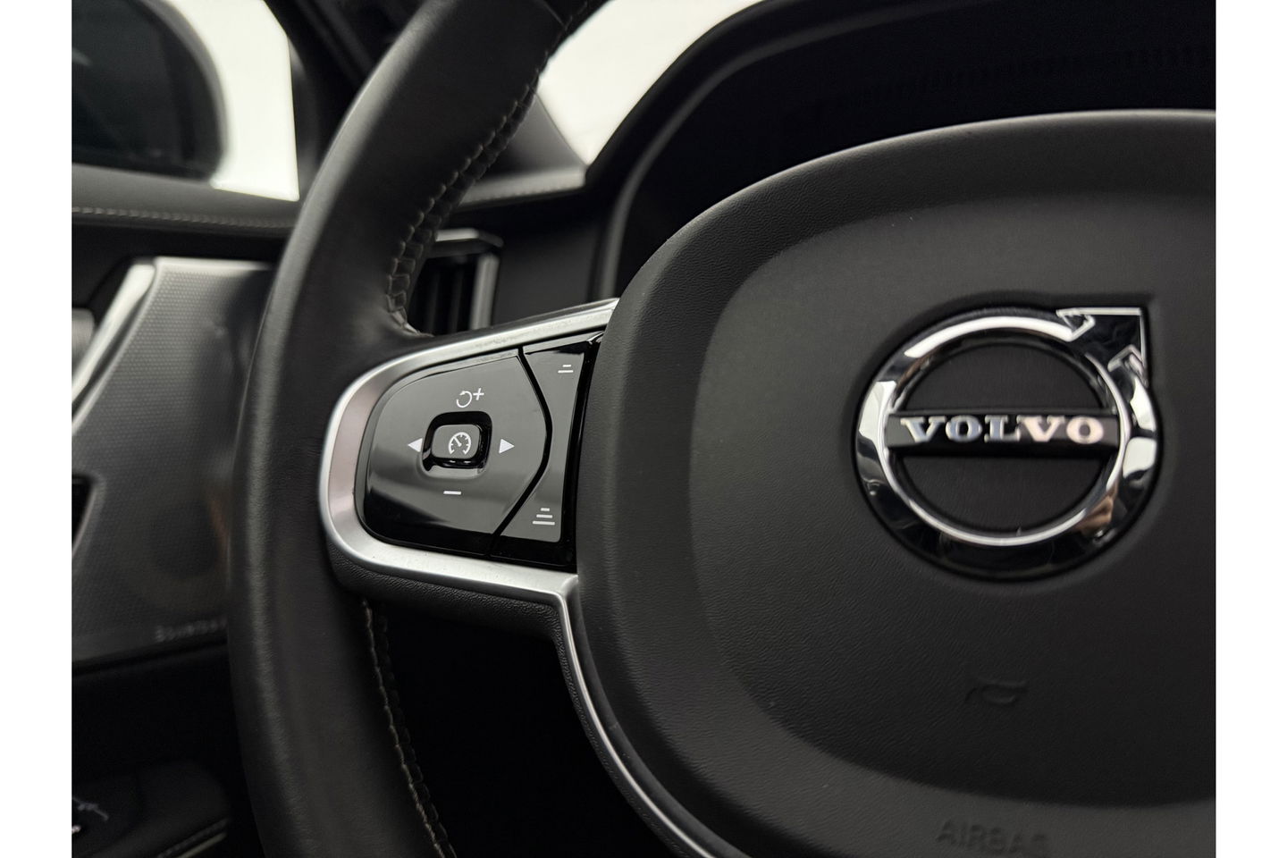 Volvo V90 2.0 T8 AWD R-Design bowers&wilkins 341PK 360 Camera Pano LED Virtual Sfeer Trekhaak Carplay Cruise Clima Leder Memory Head up Display 20"LMV Navi PDC