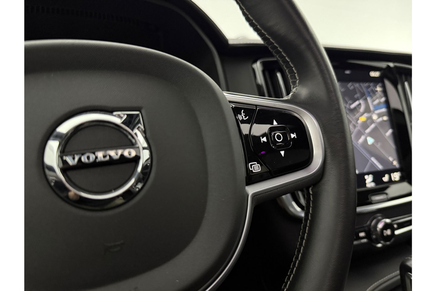 Volvo V90 2.0 T8 AWD R-Design bowers&wilkins 341PK 360 Camera Pano LED Virtual Sfeer Trekhaak Carplay Cruise Clima Leder Memory Head up Display 20"LMV Navi PDC