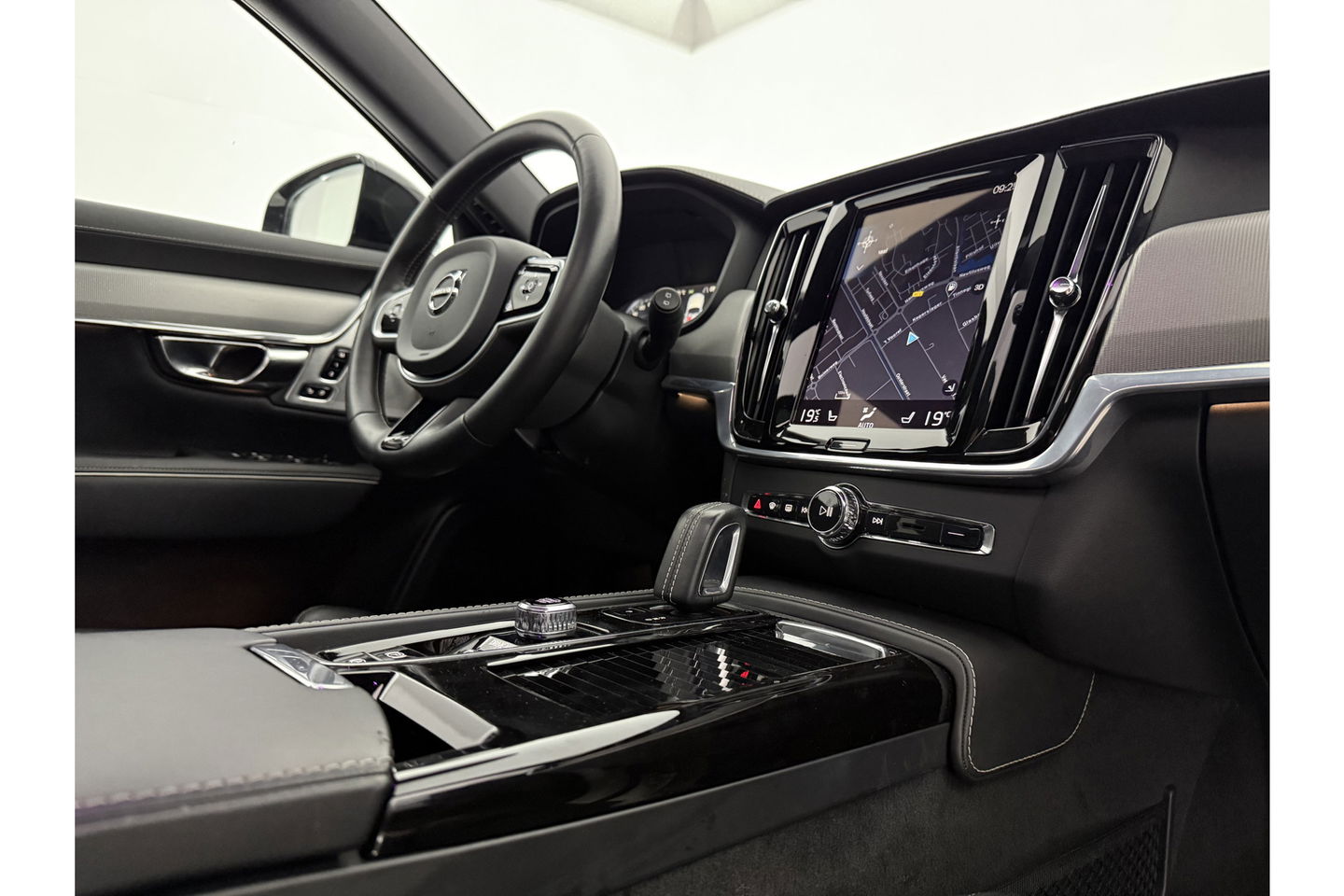 Volvo V90 2.0 T8 AWD R-Design bowers&wilkins 341PK 360 Camera Pano LED Virtual Sfeer Trekhaak Carplay Cruise Clima Leder Memory Head up Display 20"LMV Navi PDC