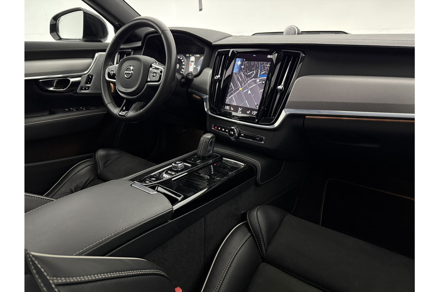 Volvo V90 2.0 T8 AWD R-Design bowers&wilkins 341PK 360 Camera Pano LED Virtual Sfeer Trekhaak Carplay Cruise Clima Leder Memory Head up Display 20"LMV Navi PDC