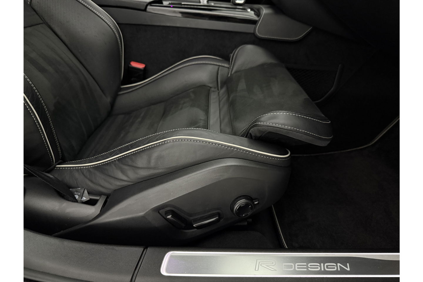 Volvo V90 2.0 T8 AWD R-Design bowers&wilkins 341PK 360 Camera Pano LED Virtual Sfeer Trekhaak Carplay Cruise Clima Leder Memory Head up Display 20"LMV Navi PDC