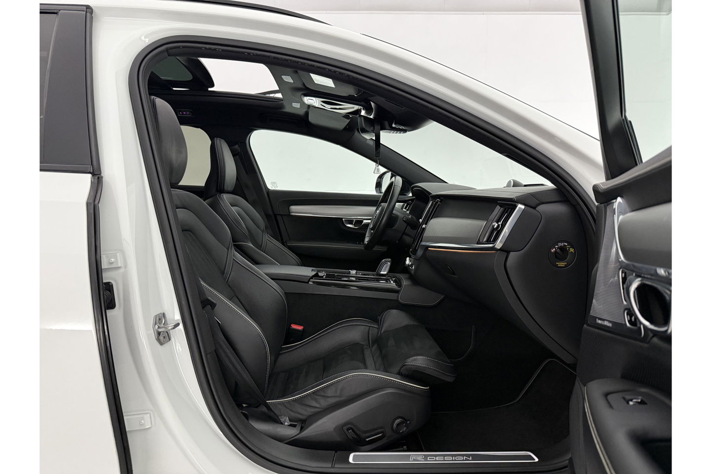Volvo V90 2.0 T8 AWD R-Design bowers&wilkins 341PK 360 Camera Pano LED Virtual Sfeer Trekhaak Carplay Cruise Clima Leder Memory Head up Display 20"LMV Navi PDC