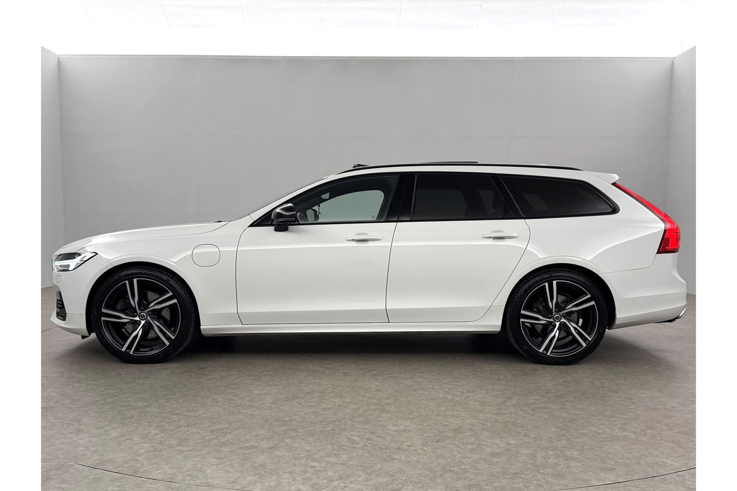 Volvo V90 2.0 T8 AWD R-Design bowers&wilkins 341PK 360 Camera Pano LED Virtual Sfeer Trekhaak Carplay Cruise Clima Leder Memory Head up Display 20"LMV Navi PDC
