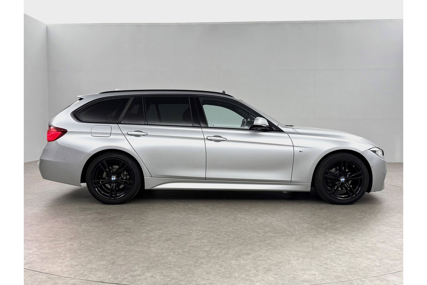 BMW 3 Serie 318i M-sport Pano LED Camera Clima Cruise Navi Head-up Display Leder PDC 18"LMV