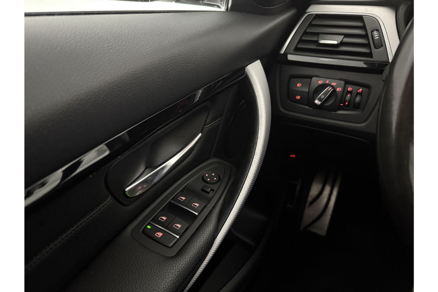 BMW 3 Serie 318i M-sport Pano LED Camera Clima Cruise Navi Head-up Display Leder PDC 18"LMV