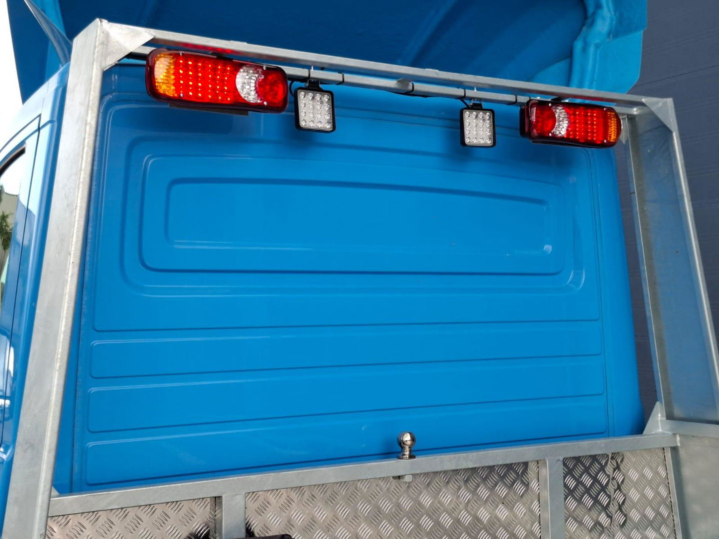 Volkswagen Crafter 35 2.0 TDI L4 Trendline OPRIJWAGEN / AMBULANCE / TRAILER / EURO 6 / LAADVERMOGEN 1377 KG !!