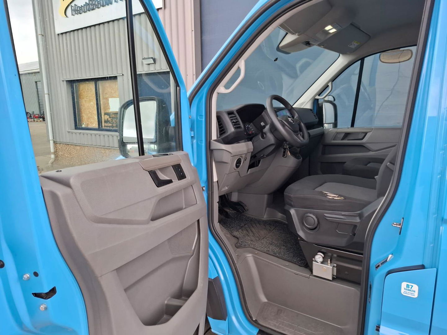 Volkswagen Crafter 35 2.0 TDI L4 Trendline OPRIJWAGEN / AMBULANCE / TRAILER / EURO 6 / LAADVERMOGEN 1377 KG !!