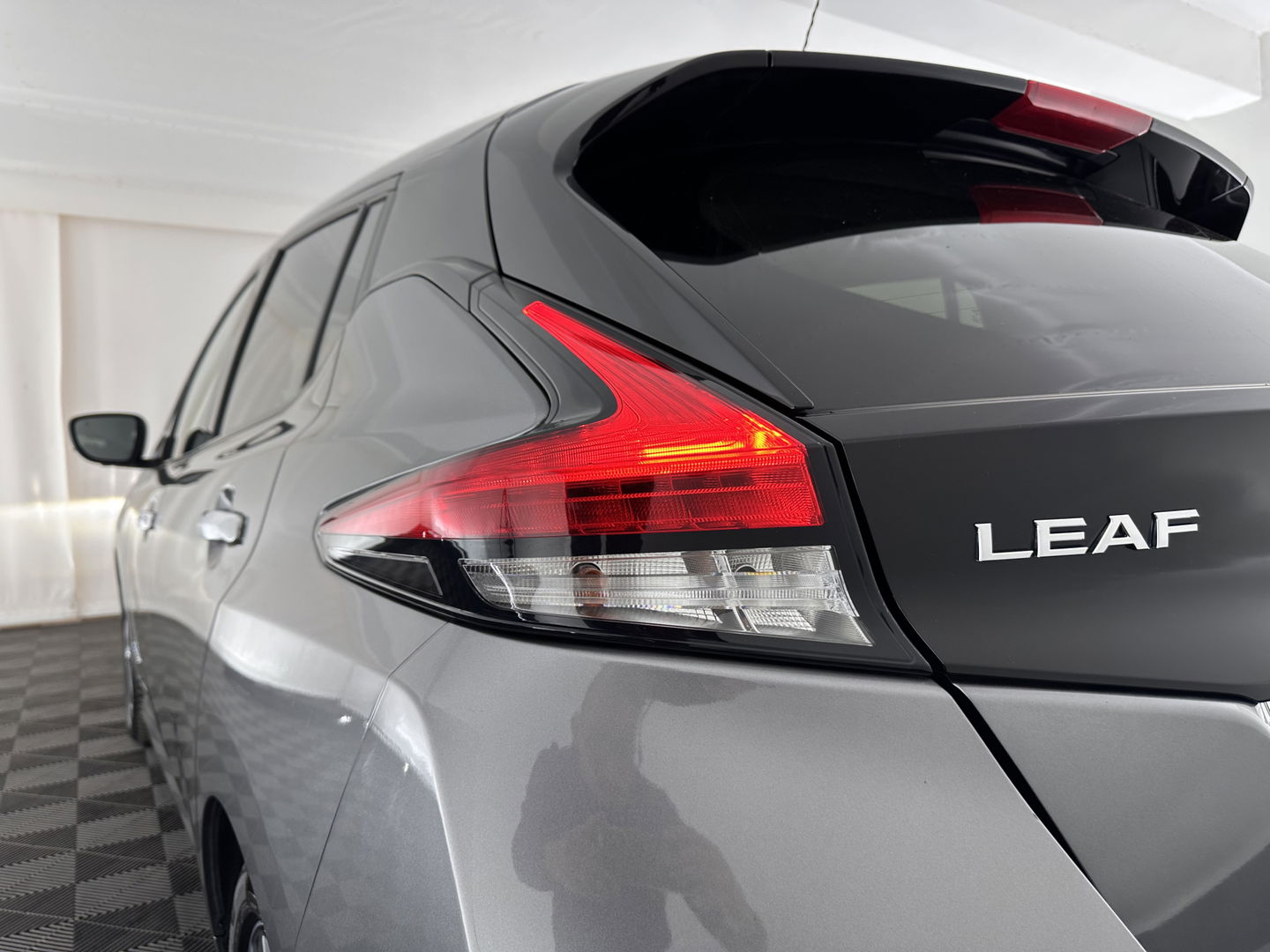Nissan Leaf Tekna 40 kWh Aut. *LEATHER-FABRIC | FULL-LED | BOSE-SURROUND | ADAPTIVE-CRUISE | TOPVIEW | KEYLESS | NAVI-FULLMAP | BLINDSPOT | DAB+ | PDC | HEATED-COMFORTSEATS | TOWBAR | DIGI-COCKPIT | 17"ALU