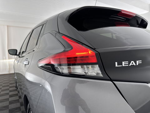 Nissan Leaf Tekna 40 kWh Aut. *LEATHER-FABRIC | FULL-LED | BOSE-SURROUND | ADAPTIVE-CRUISE | TOPVIEW | KEYLESS | NAVI-FULLMAP | BLINDSPOT | DAB+ | PDC | HEATED-COMFORTSEATS | TOWBAR | DIGI-COCKPIT | 17"ALU