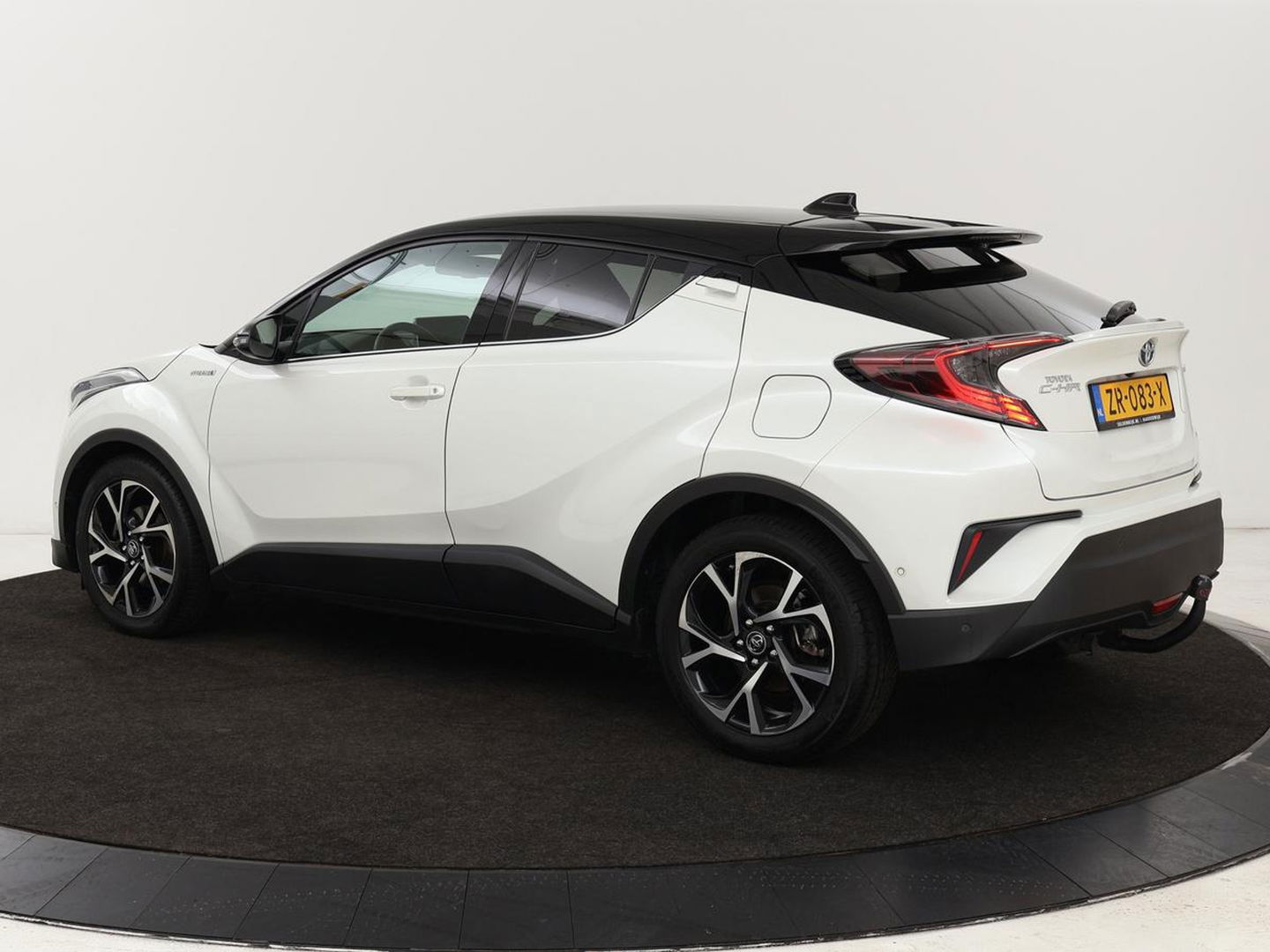 Toyota C-HR 1.8 Hybrid Style | Stoelverwarming | Trekhaak | Adaptive cruise | JBL Sound | Camera | Navigatie | Keyless | Dodehoek detectie