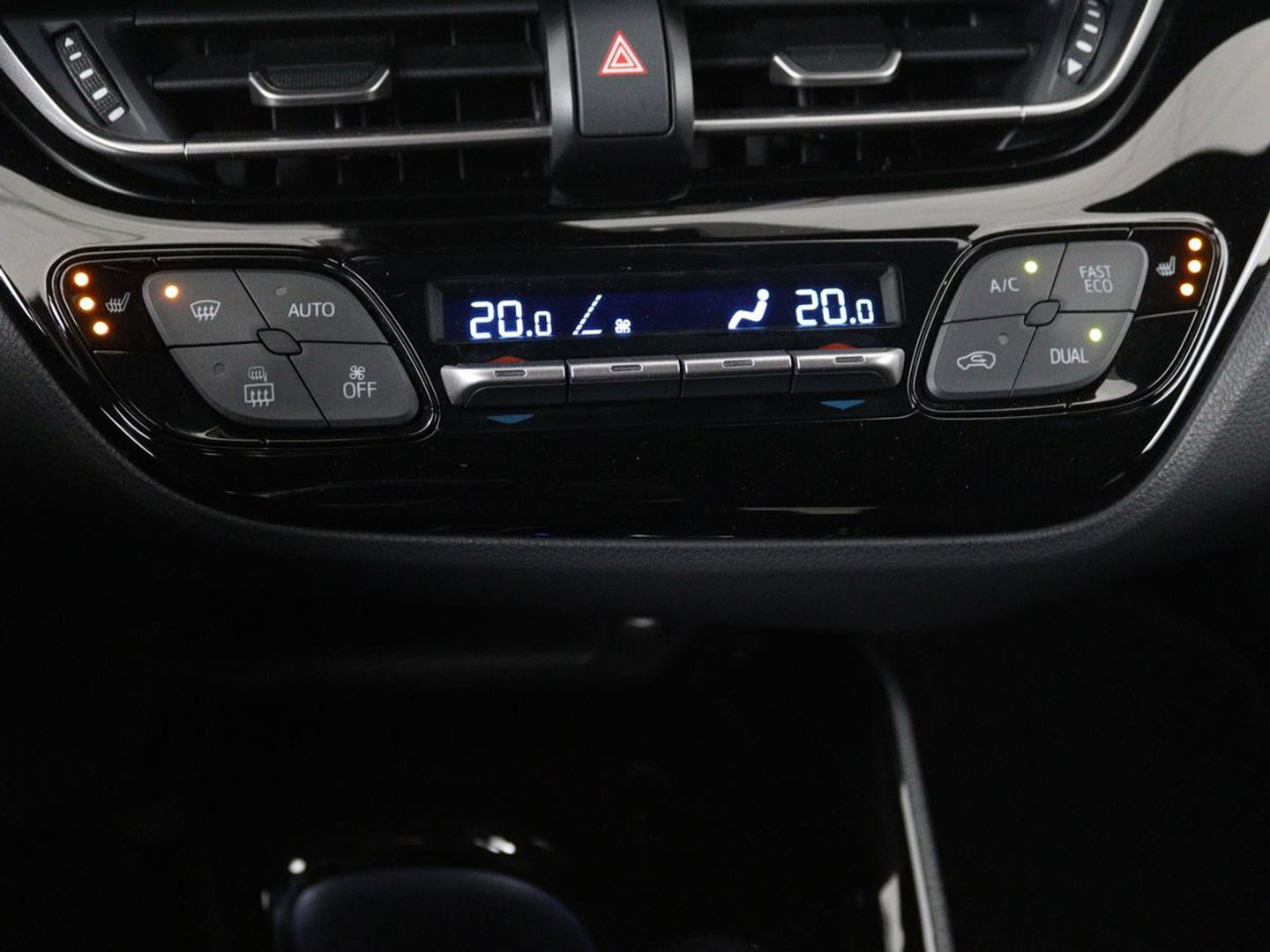 Toyota C-HR 1.8 Hybrid Style | Stoelverwarming | Trekhaak | Adaptive cruise | JBL Sound | Camera | Navigatie | Keyless | Dodehoek detectie