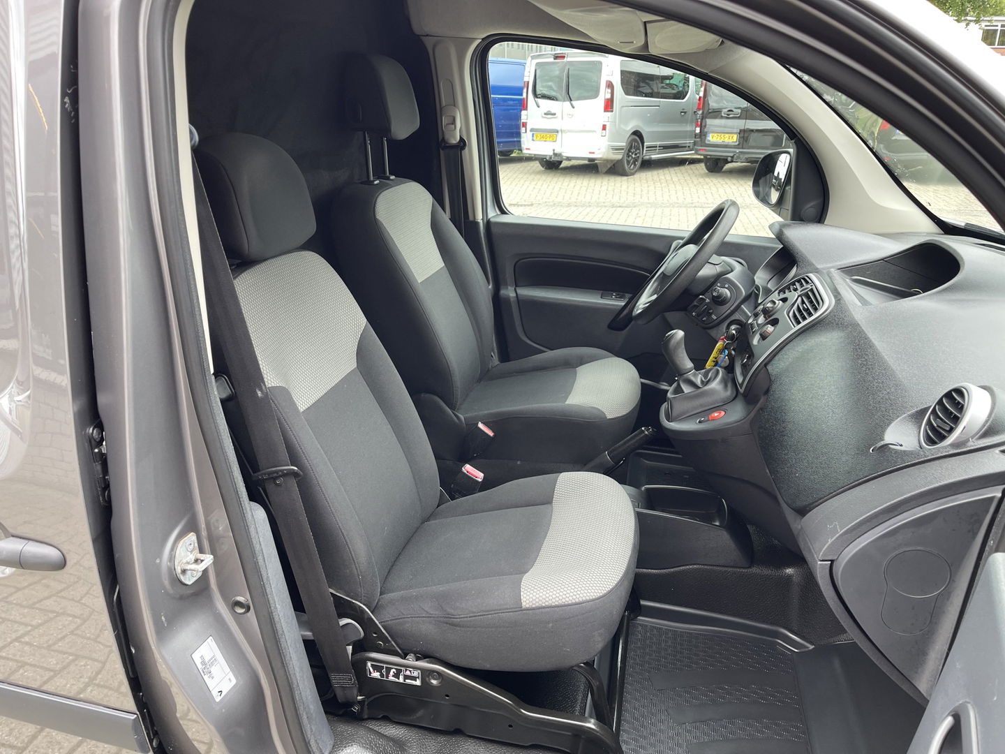 Renault Kangoo 1.5 dCi 90 Energy Comfort Maxi L2H1 / prijs rijklaar € 8950 ex btw / lease vanaf € 203 / euro 6 diesel / grijs metallic / navigatie / airco / trekhaak / dakdragers