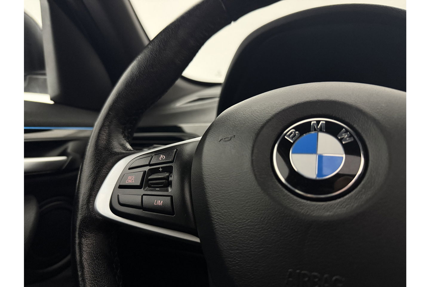 BMW X1 xDrive25e Executive Pano LED Sfeer Virtual Head-Up Clima Cruise Navi PDC 18''LMV