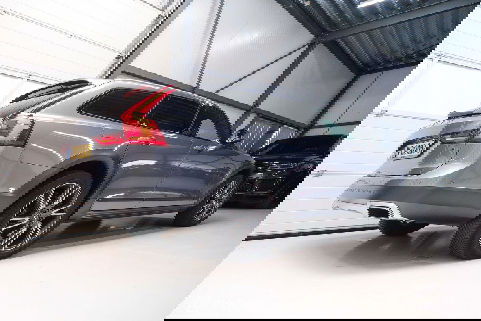 Volvo V90 Cross Country 2.0 D4 AWD Pro | VOL opties | B&W audio | Massagestoelen | Trekhaak | Nap NL auto | Stoelkoeling | HUD | Panoramad