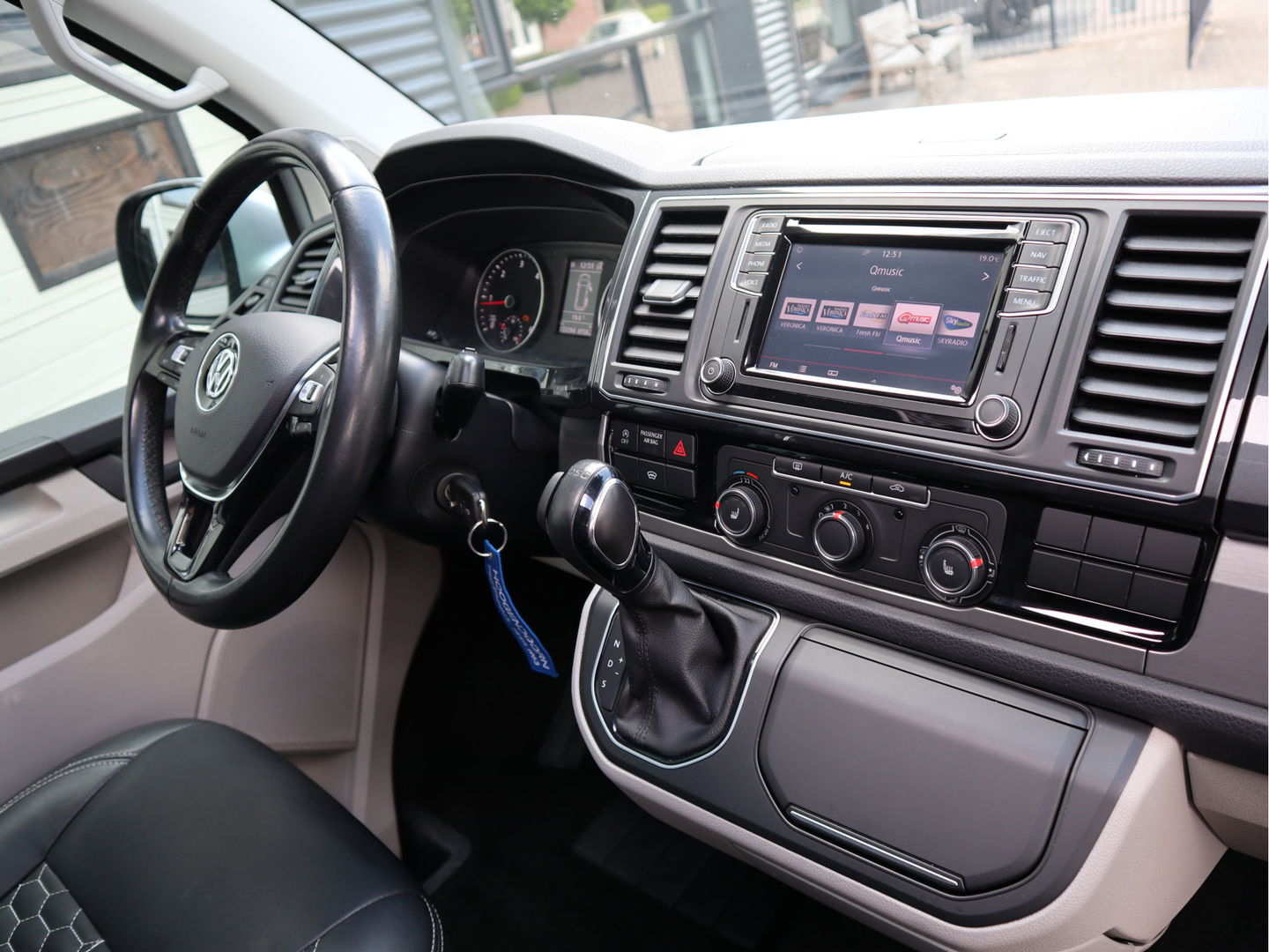 Volkswagen Transporter 2.0 TDI 204pk DSG L2 DC - Highline - LED - Leder - L+R Schuif