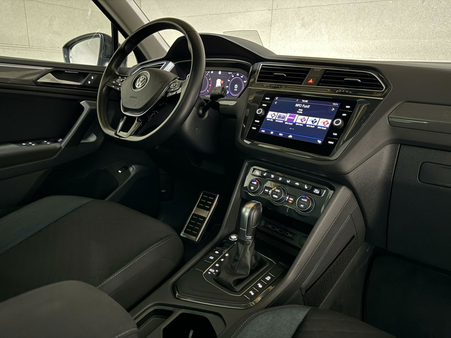 Volkswagen Tiguan 1.5 TSI ACT R-Line Pano HUD Virtual Trekh.
