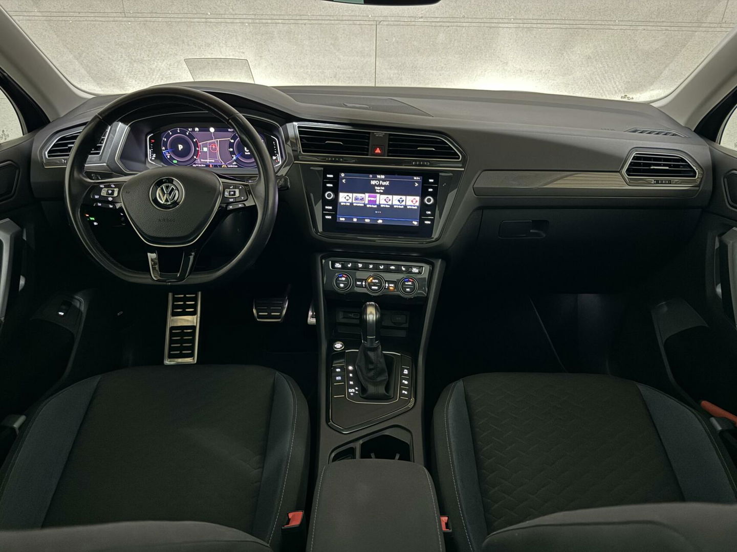 Volkswagen Tiguan 1.5 TSI ACT R-Line Pano HUD Virtual Trekh.