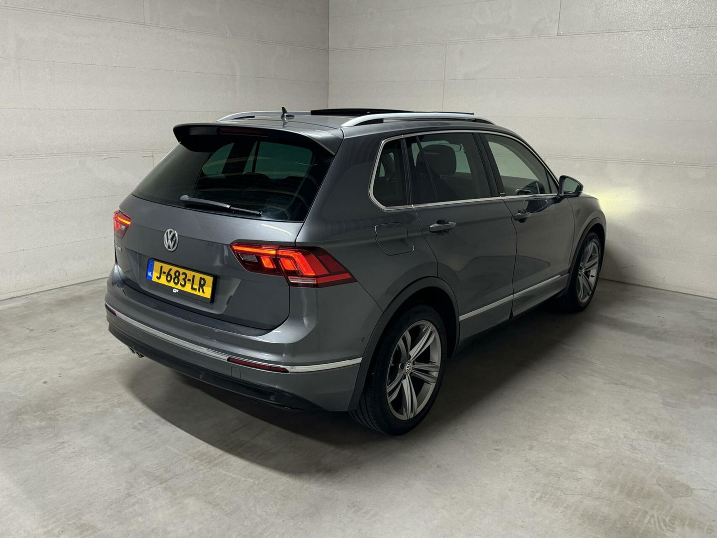 Volkswagen Tiguan 1.5 TSI ACT R-Line Pano HUD Virtual Trekh.