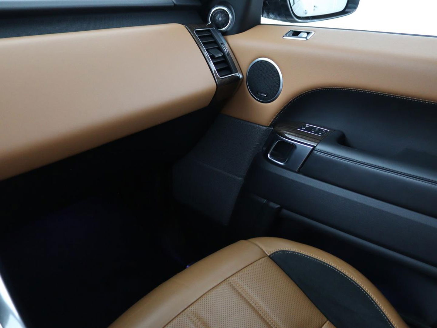Land Rover Range Rover Sport 3.0 SDV6 HSE Dynamic | Panoramadak | Stoelventilatie | Head-Up | 360 camera | Meridian Sound | Carplay | Matrix LED | Keyless | Stuurverwarming | Dodehoek detectie | Navigatie