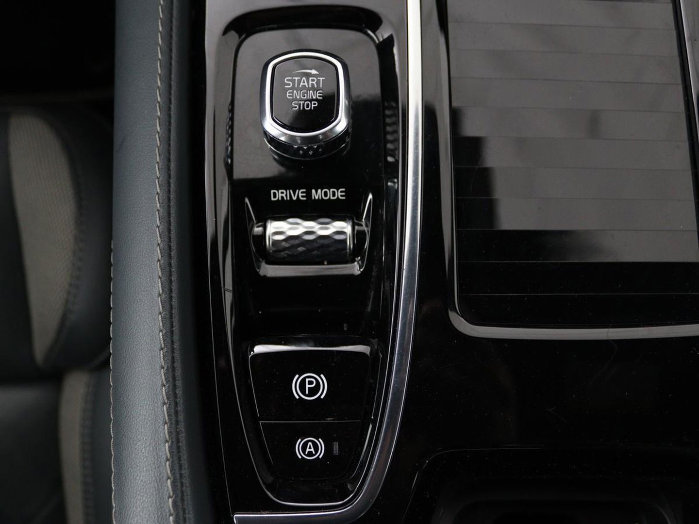 Volvo V60 2.0 T6 Recharge AWD R Design | Panoramadak | Trekhaak | Stoel & stuurverwarming | Carplay | Navigatie | Full LED