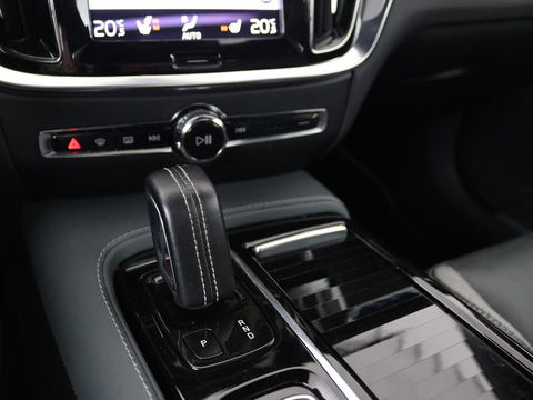 Volvo V60 2.0 T6 Recharge AWD R Design | Panoramadak | Trekhaak | Stoel & stuurverwarming | Carplay | Navigatie | Full LED