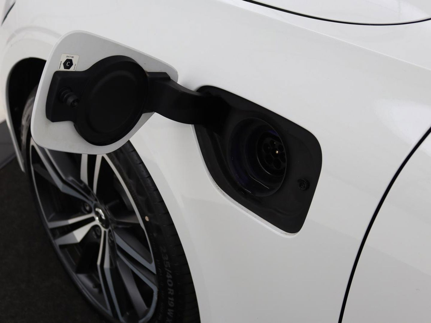 Volvo V60 2.0 T6 Recharge AWD R Design | Panoramadak | Trekhaak | Stoel & stuurverwarming | Carplay | Navigatie | Full LED