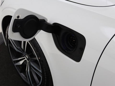 Volvo V60 2.0 T6 Recharge AWD R Design | Panoramadak | Trekhaak | Stoel & stuurverwarming | Carplay | Navigatie | Full LED