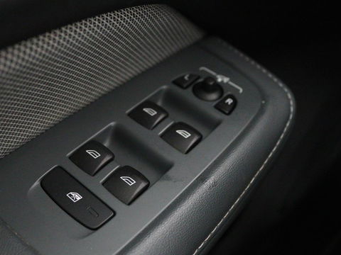 Volvo V60 2.0 T6 Recharge AWD R Design | Panoramadak | Trekhaak | Stoel & stuurverwarming | Carplay | Navigatie | Full LED