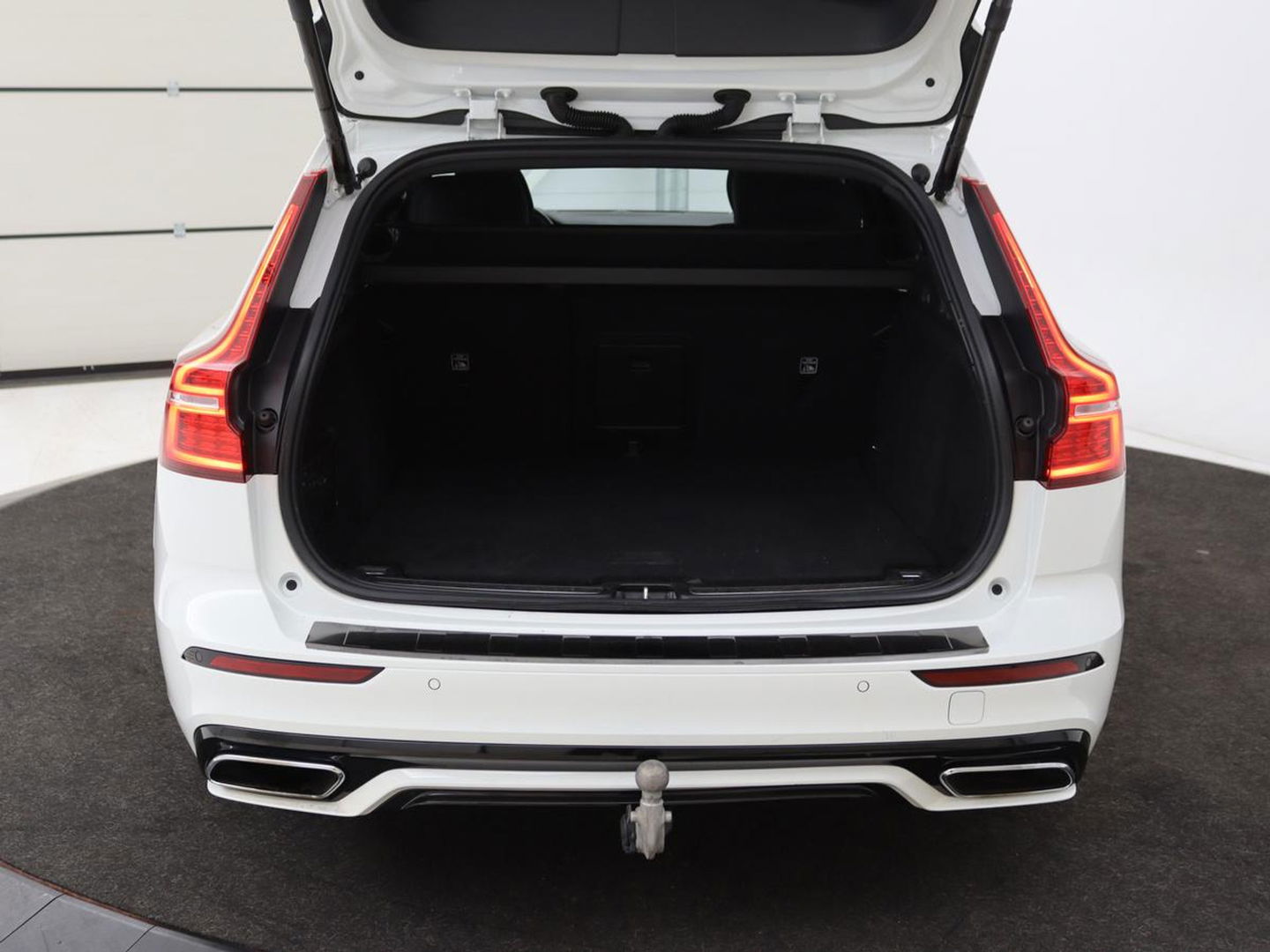 Volvo V60 2.0 T6 Recharge AWD R Design | Panoramadak | Trekhaak | Stoel & stuurverwarming | Carplay | Navigatie | Full LED