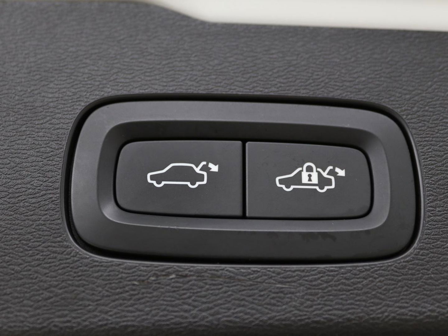 Volvo V60 2.0 T6 Recharge AWD R Design | Panoramadak | Trekhaak | Stoel & stuurverwarming | Carplay | Navigatie | Full LED