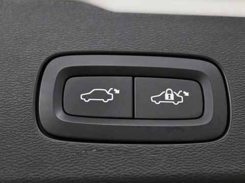 Volvo V60 2.0 T6 Recharge AWD R Design | Panoramadak | Trekhaak | Stoel & stuurverwarming | Carplay | Navigatie | Full LED