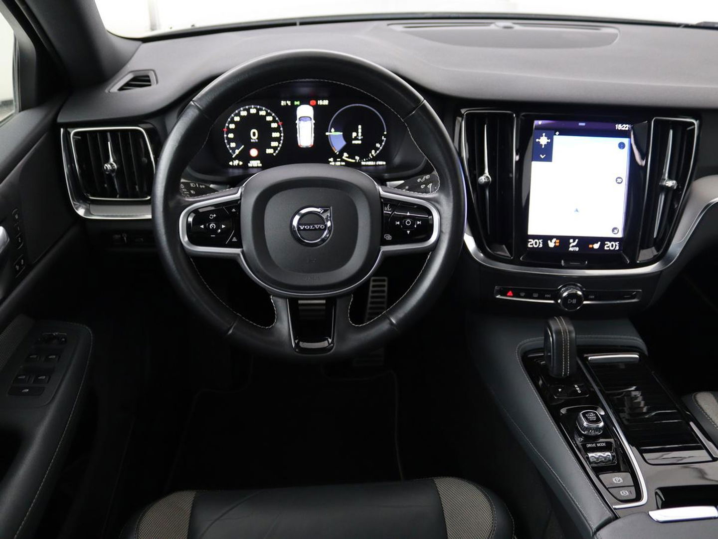 Volvo V60 2.0 T6 Recharge AWD R Design | Panoramadak | Trekhaak | Stoel & stuurverwarming | Carplay | Navigatie | Full LED