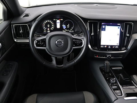 Volvo V60 2.0 T6 Recharge AWD R Design | Panoramadak | Trekhaak | Stoel & stuurverwarming | Carplay | Navigatie | Full LED