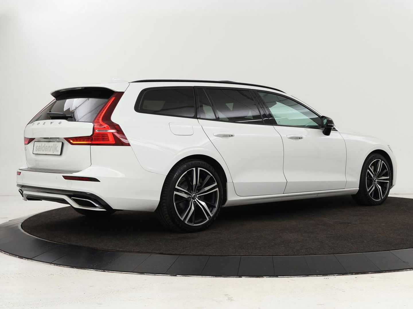 Volvo V60 2.0 T6 Recharge AWD R Design | Panoramadak | Trekhaak | Stoel & stuurverwarming | Carplay | Navigatie | Full LED