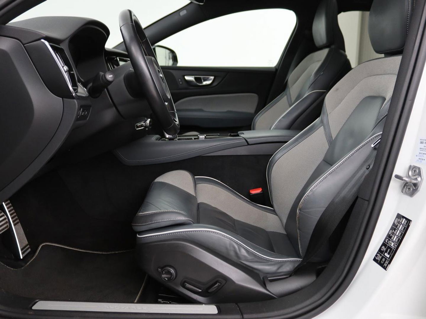Volvo V60 2.0 T6 Recharge AWD R Design | Panoramadak | Trekhaak | Stoel & stuurverwarming | Carplay | Navigatie | Full LED