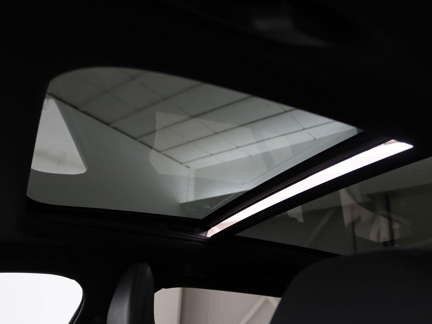 Volvo V60 2.0 T6 Recharge AWD R Design | Panoramadak | Trekhaak | Stoel & stuurverwarming | Carplay | Navigatie | Full LED