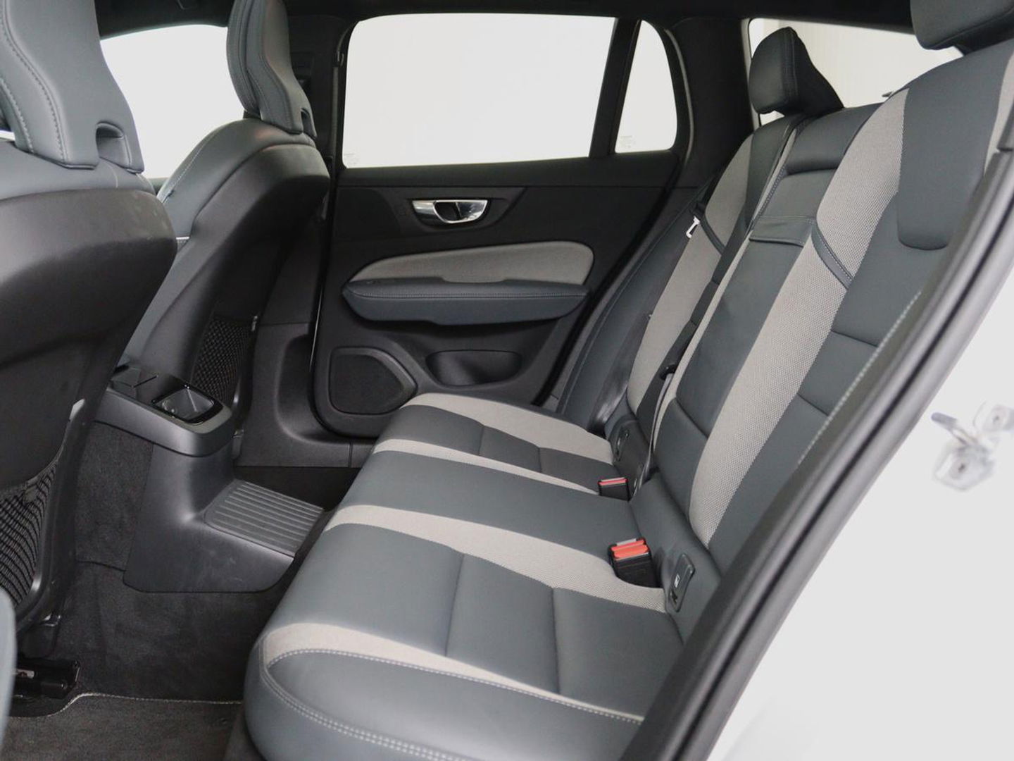 Volvo V60 2.0 T6 Recharge AWD R Design | Panoramadak | Trekhaak | Stoel & stuurverwarming | Carplay | Navigatie | Full LED