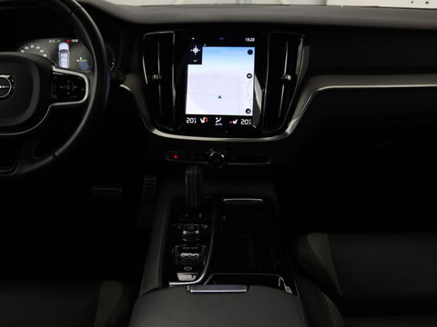 Volvo V60 2.0 T6 Recharge AWD R Design | Panoramadak | Trekhaak | Stoel & stuurverwarming | Carplay | Navigatie | Full LED