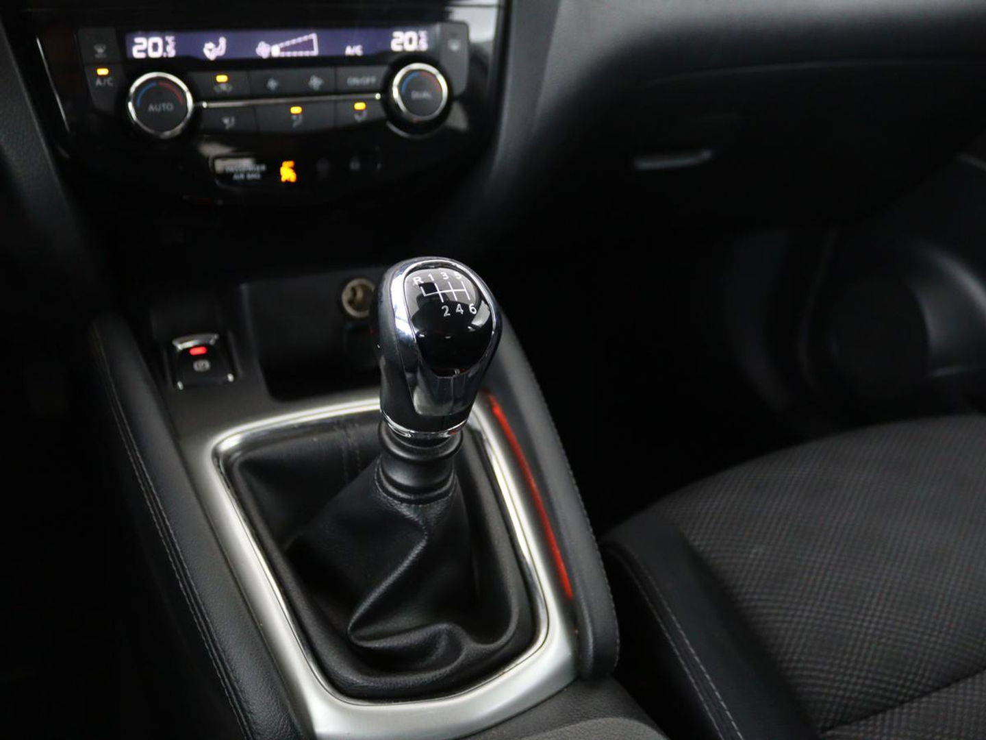 Nissan QASHQAI 1.2 Acenta | Stoelverwarming | Trekhaak | Camera | Navigatie | Climate control | Cruise control | Bluetooth